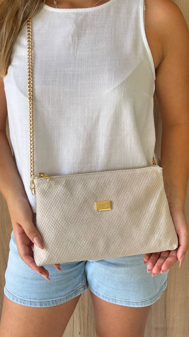 Mala Nude Dona V com Corrente Dourada e Textura Elegante