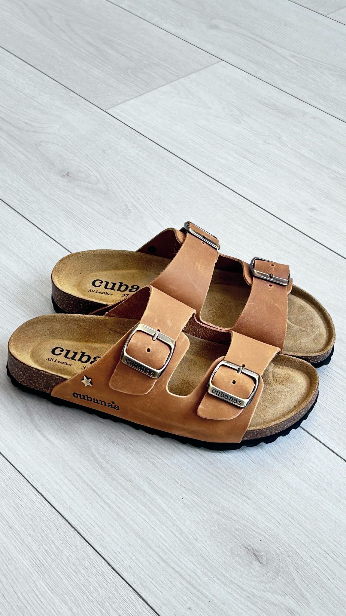 Sandália Cubanas Camel – Estilo Clássico com Conforto Premium - Sapatices