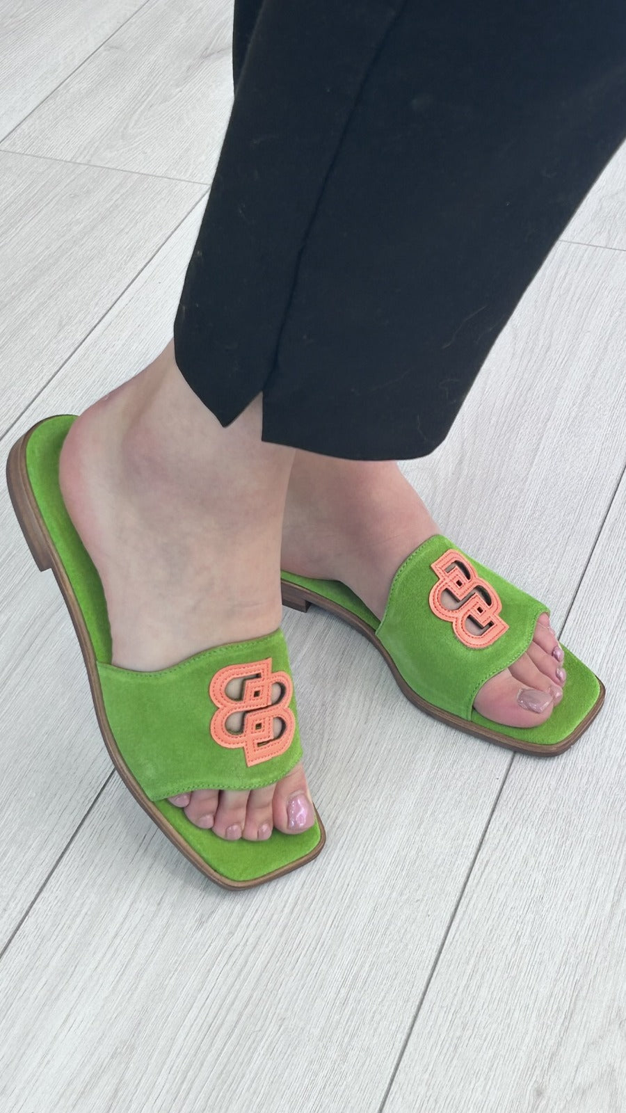 Chinelo Bamburi em Camurça Verde - Sapatices