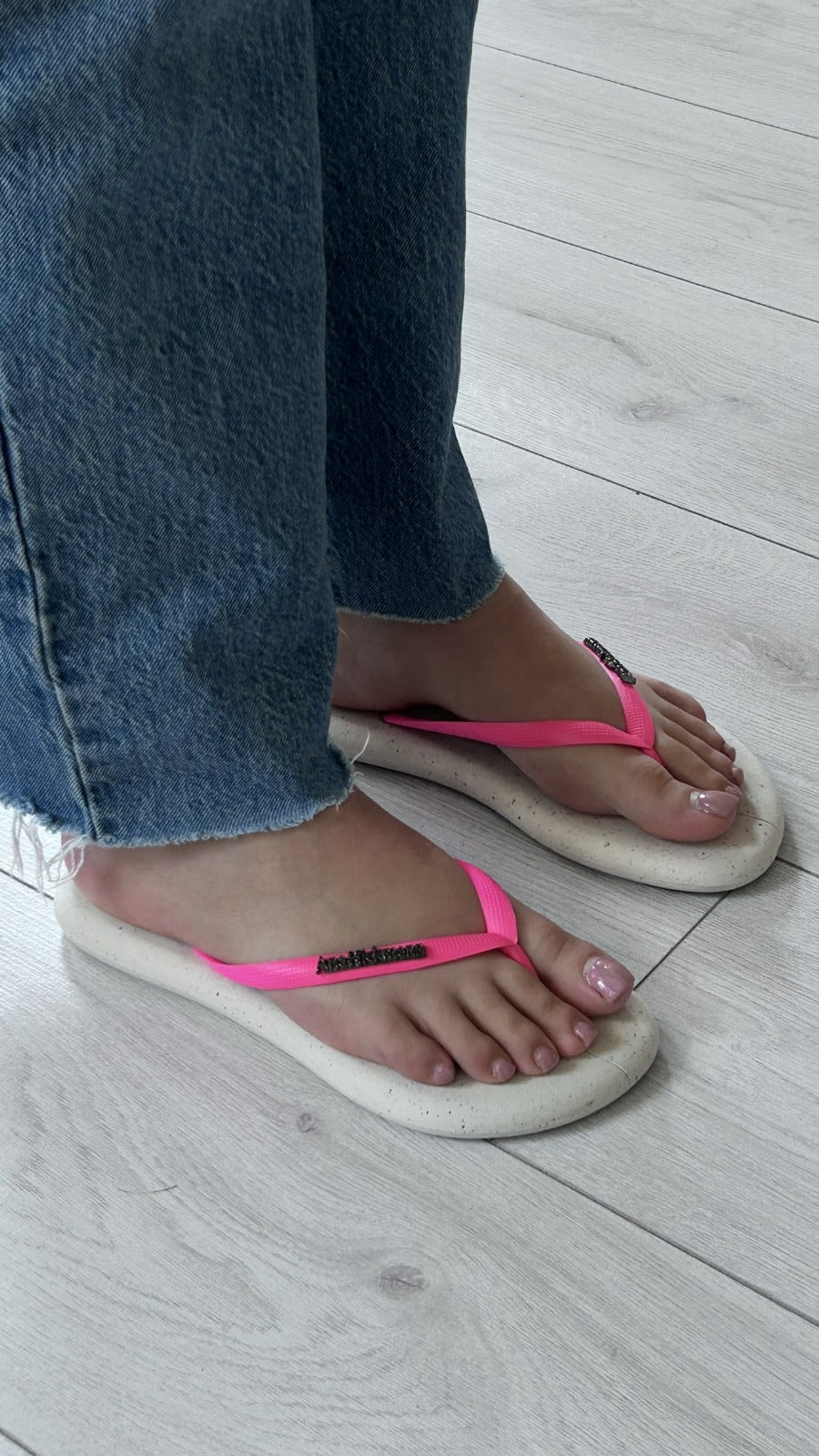 Chinelo Voices Rosa Neon com Sola Natural - Sapatices