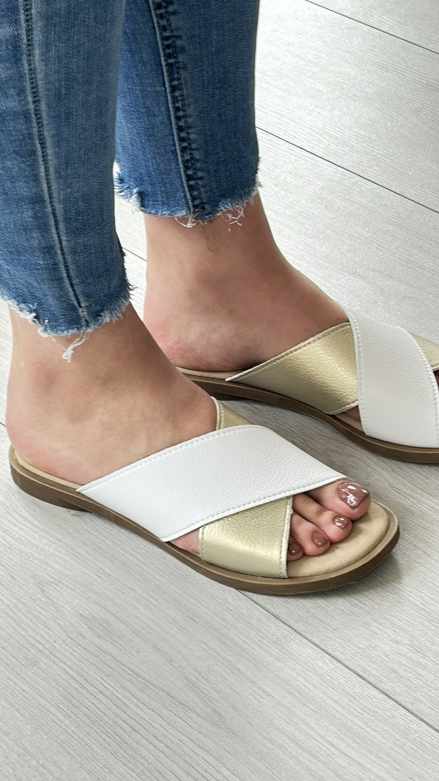 Chinelos Clip Shoes brancos e dourados com tiras cruzadas, perfeitos para calçado feminino e passeio casual.