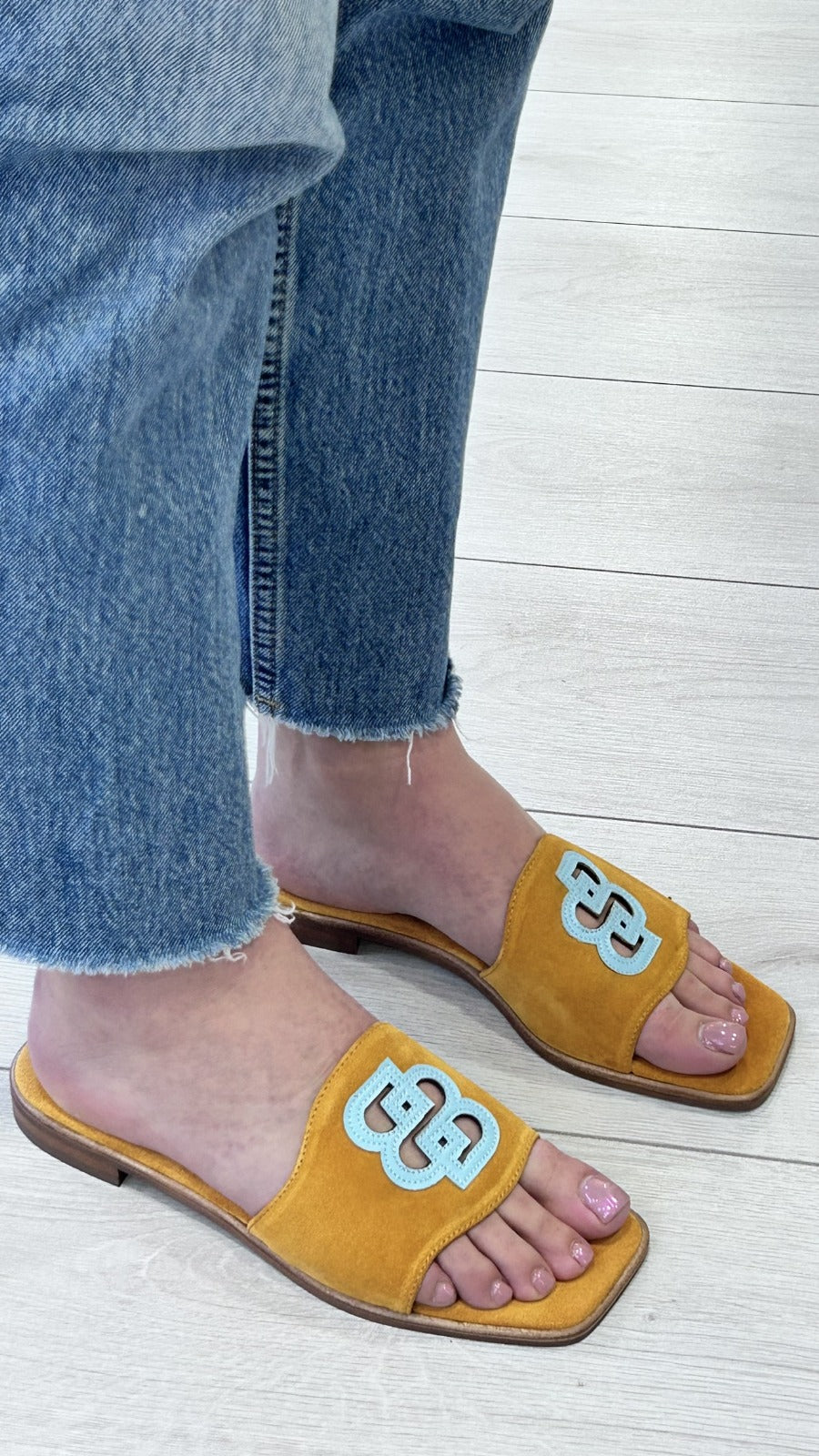 Chinelo em Camurça com Aplicação em Azul - Bamburi - Sapatices