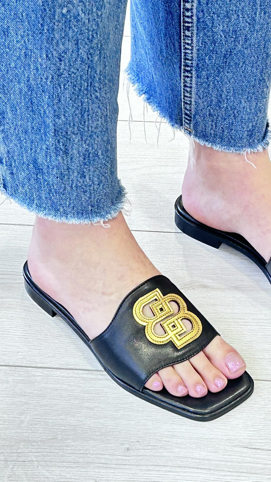 Chinelo Preto com aplicação em Dourado - Bamburi - Sapatices