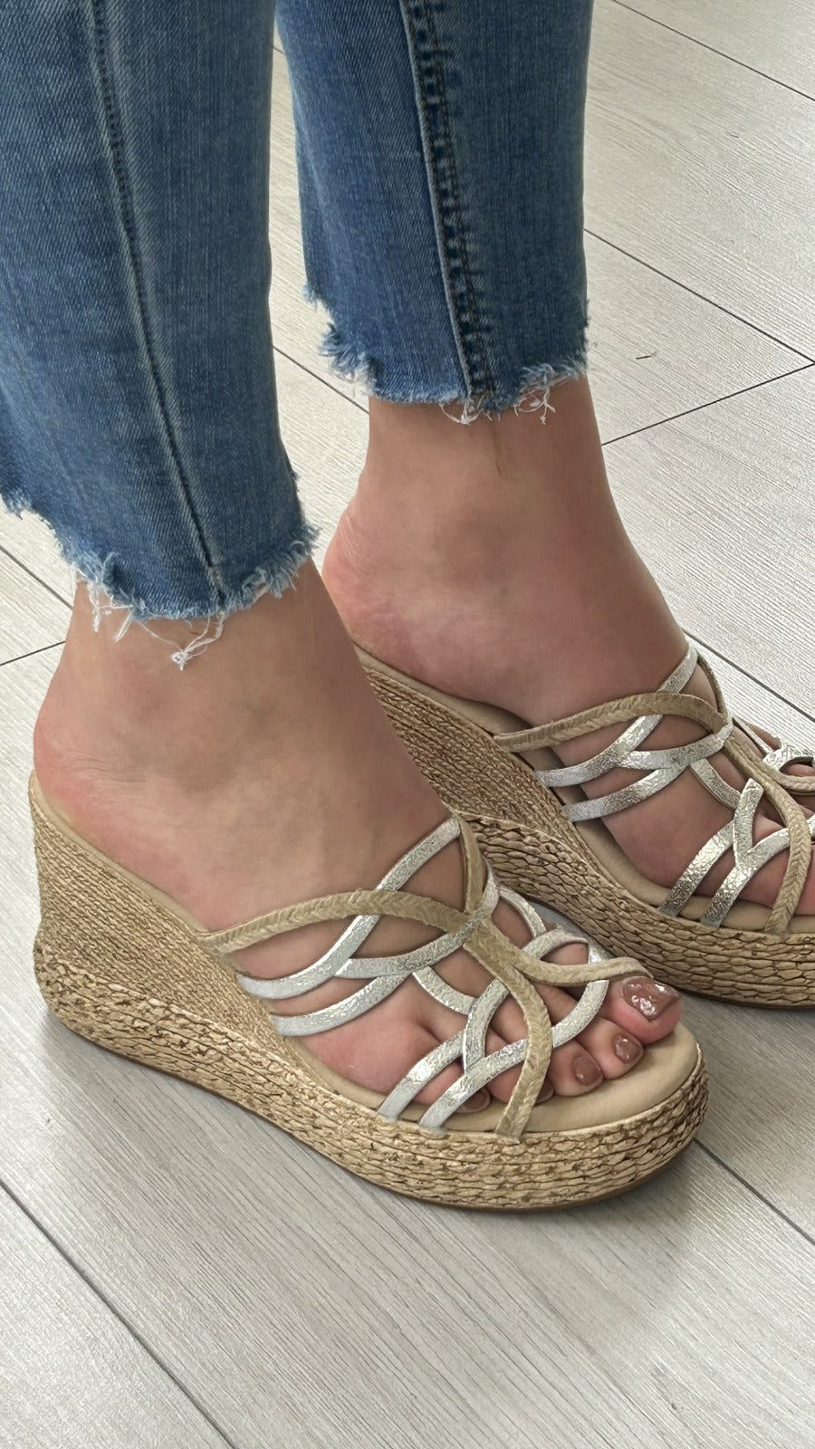 Chinelo Cunha Alta - Clip Shoes com tiras metálicas na cor dourada e cunha imitando corda para conforto e estilo.