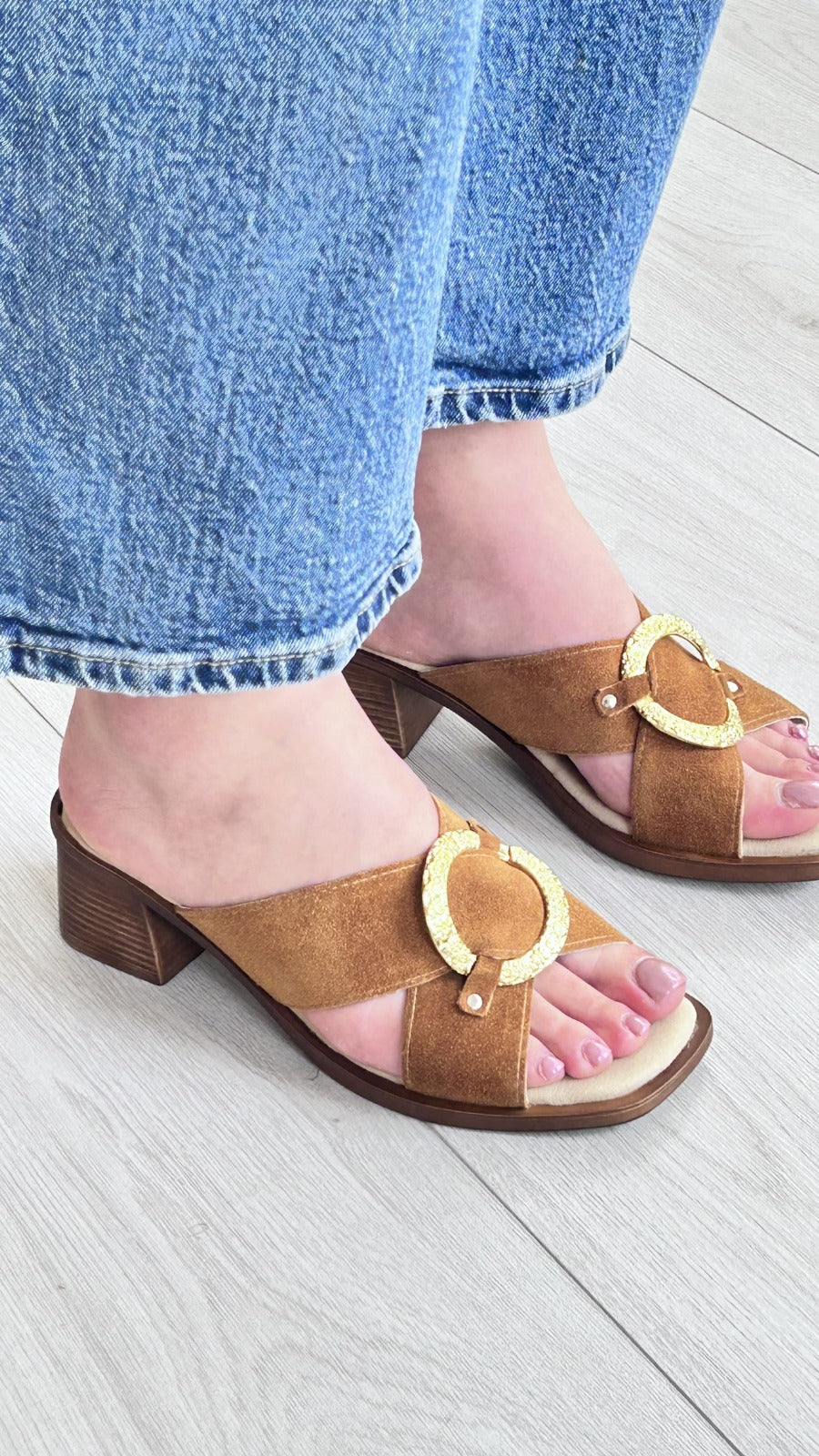 Chinelo de Camurça - Castanho com Fivela Dourada - Sapatices