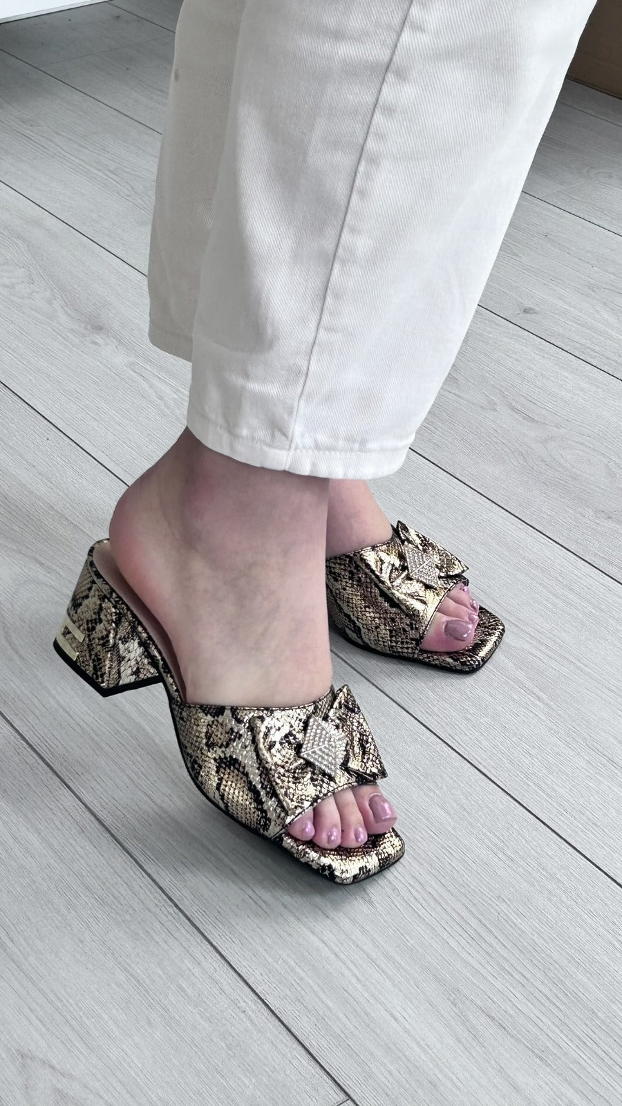 Mule de Salto Médio em Padrão Cobra com Laço - Sapatices