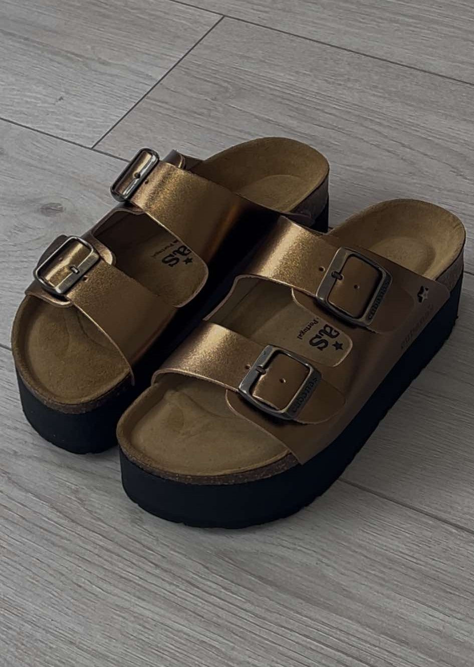 Sandálias Plataforma Dourada Cubanas - Sapatices