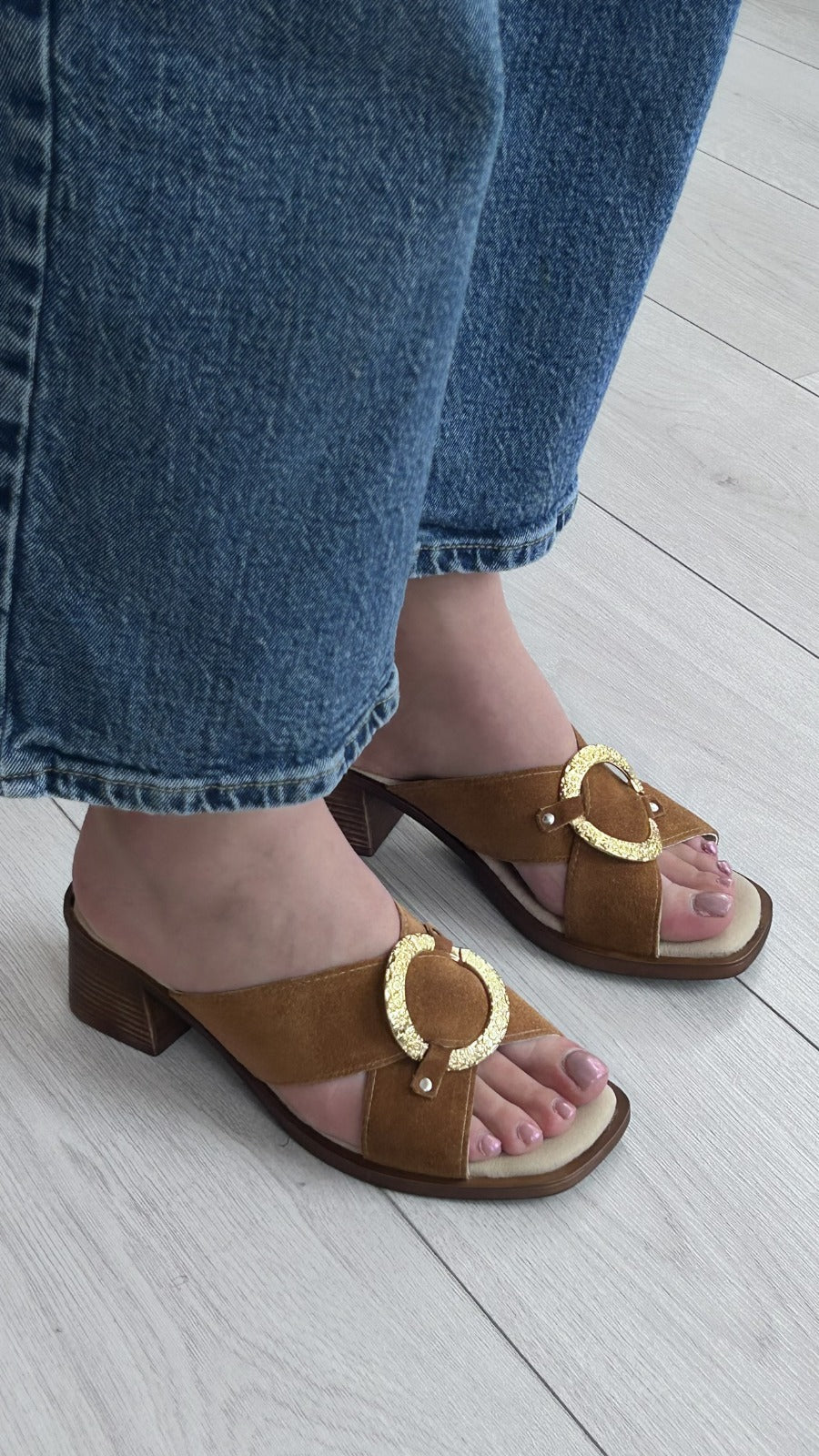 Chinelo de Camurça - Castanho com Fivela Dourada - Sapatices