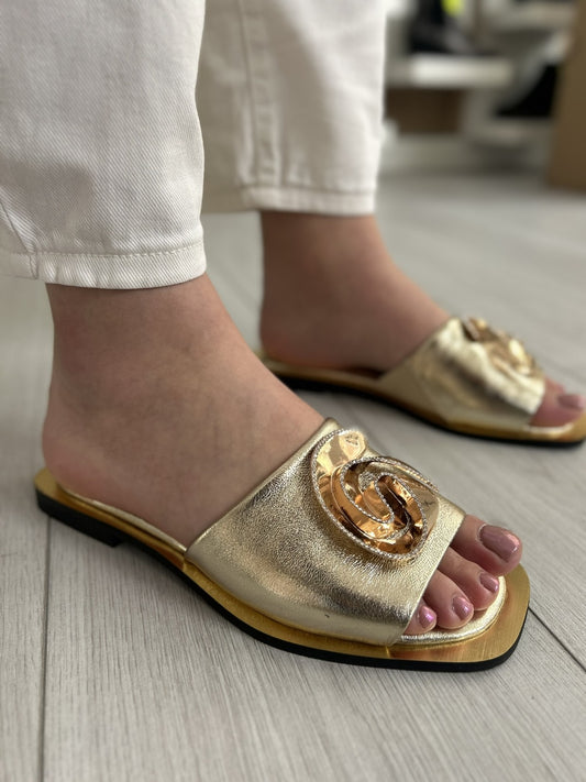 Rasteira Dourada com Detalhe Decorativo - Sapatices