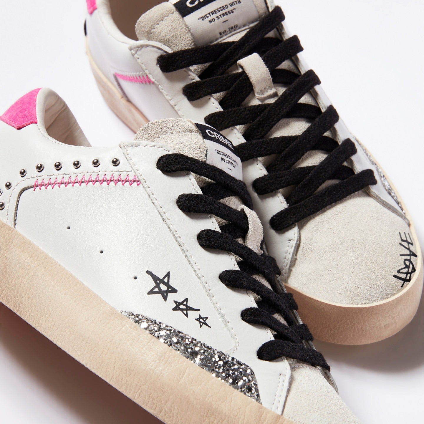Sapatilhas Distressed em Pele Branca com Glitter Prata - Sapatices