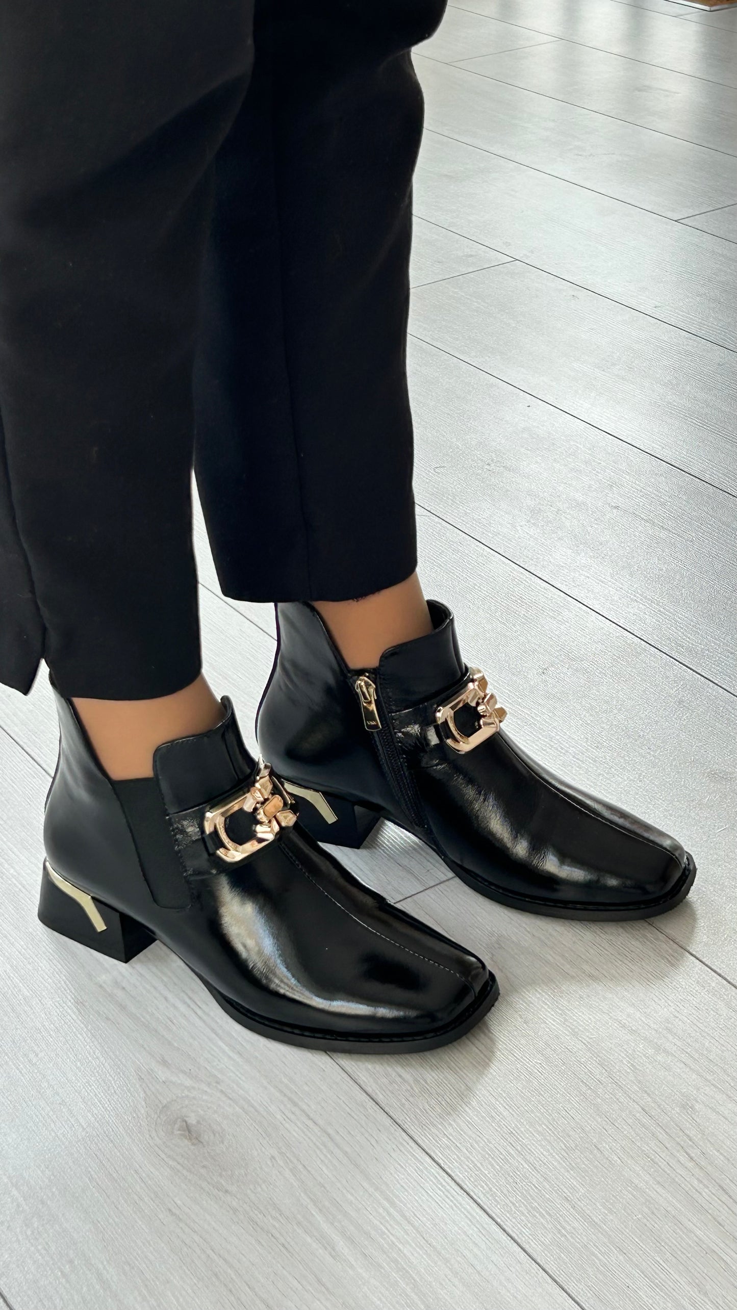 Botim Preta Envernizada - CharcaShoes