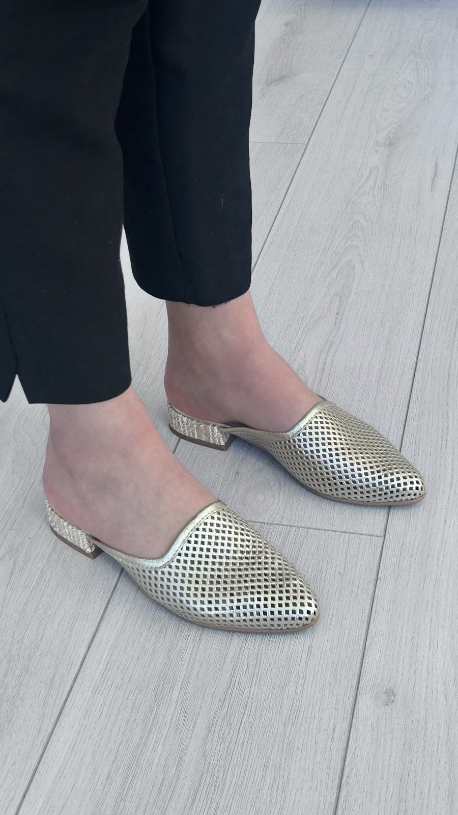 Mule Walk&Go – Leveza, Brilho e Estilo Atemporal - Sapatices