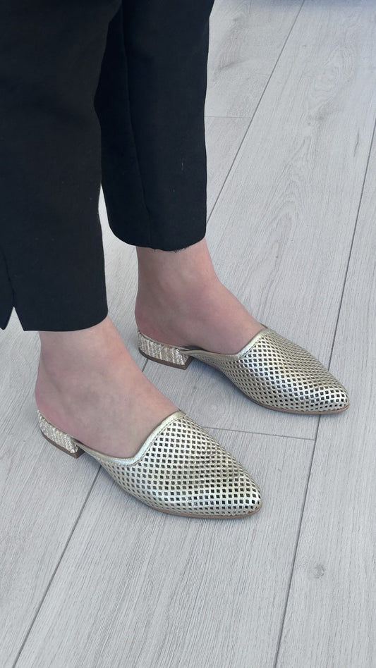 Mule Walk&Go – Leveza, Brilho e Estilo Atemporal - Sapatices