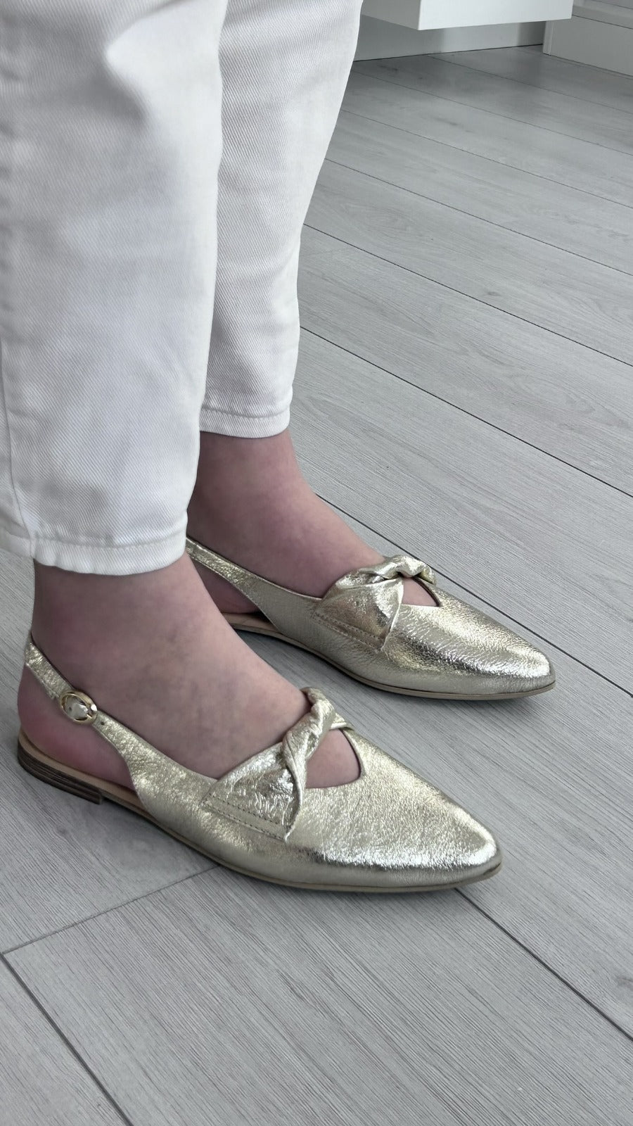 Sabrina Dourada com Laço e Tira de Calcanhar - Sapatices