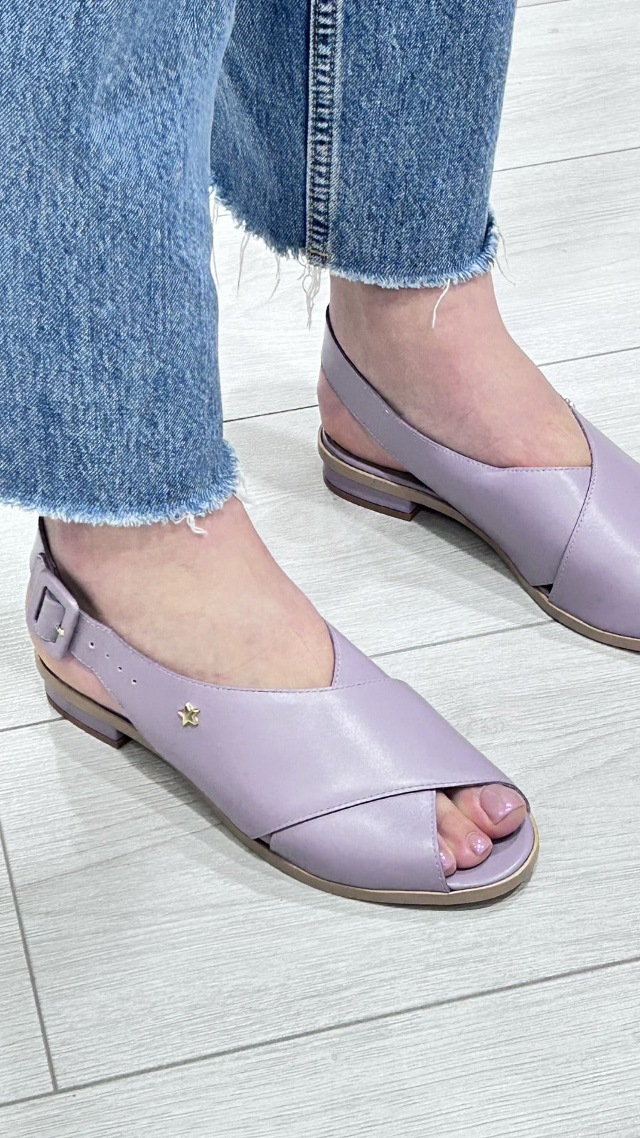 Sandália em Pele Roxa e Tiras Cruzadas - Sapatices