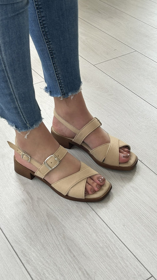 Sandália Clip Shoes Bege em pele, design moderno e confortável, ideal para o verão e looks diários.