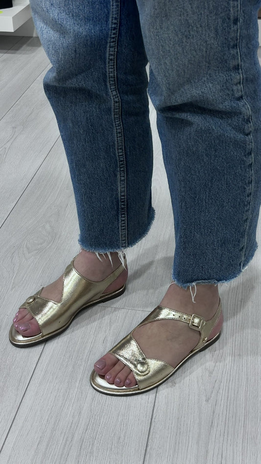 Sandália de Salto Raso em Pele Dourada - Sapatices