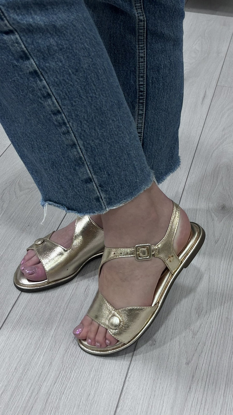 Sandália de Salto Raso em Pele Dourada - Sapatices