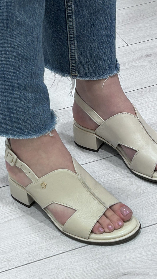 Sandália de Salto Raso em Pele Bege - Sapatices