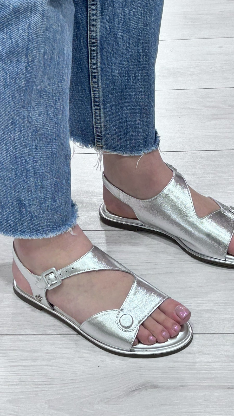 Sandália de Salto Raso em Pele Prateada - Sapatices