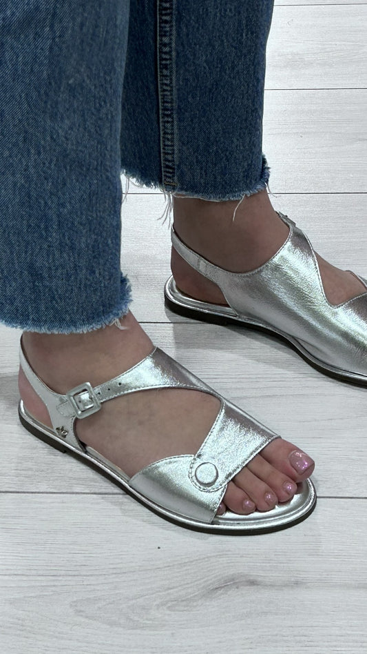Sandália de Salto Raso em Pele Prateada - Sapatices
