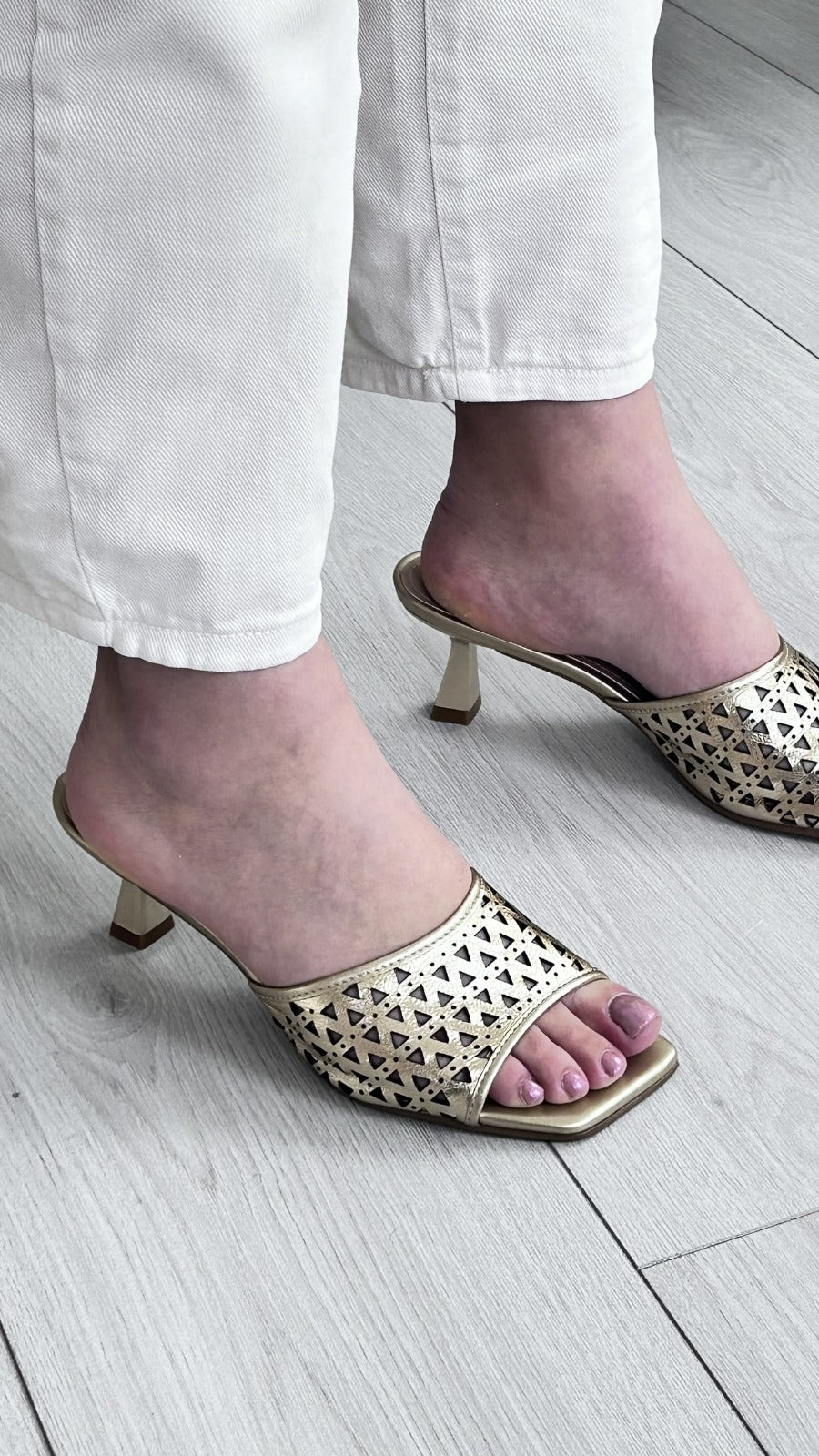 Sandália Lialine Dourada com Recortes Geométricos - Sapatices