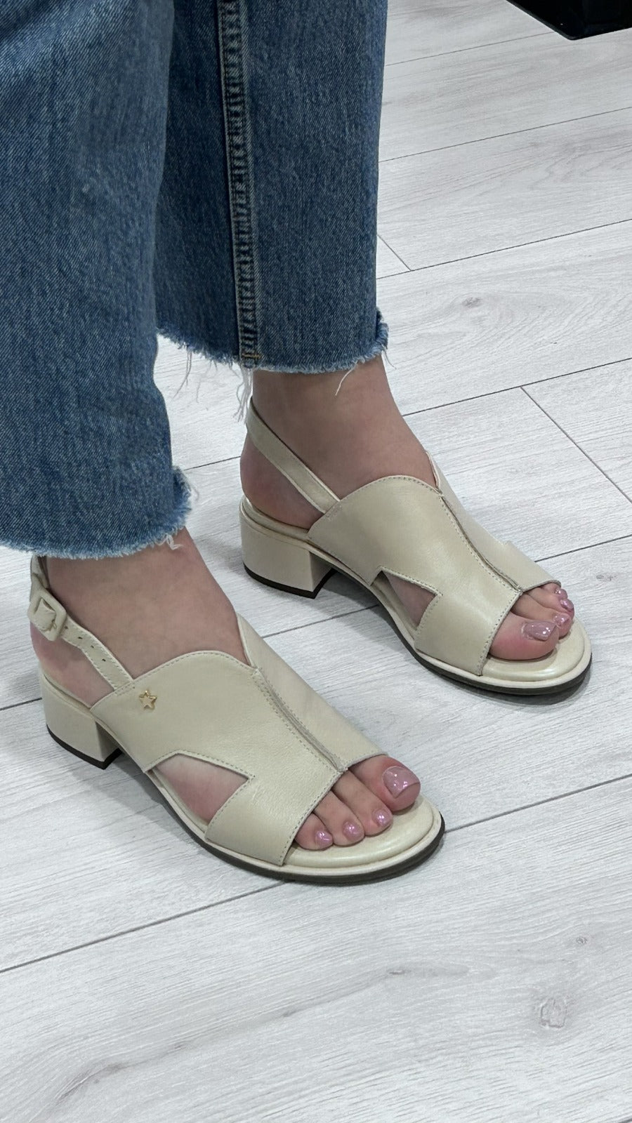 Sandália de Salto Raso em Pele Bege - Sapatices