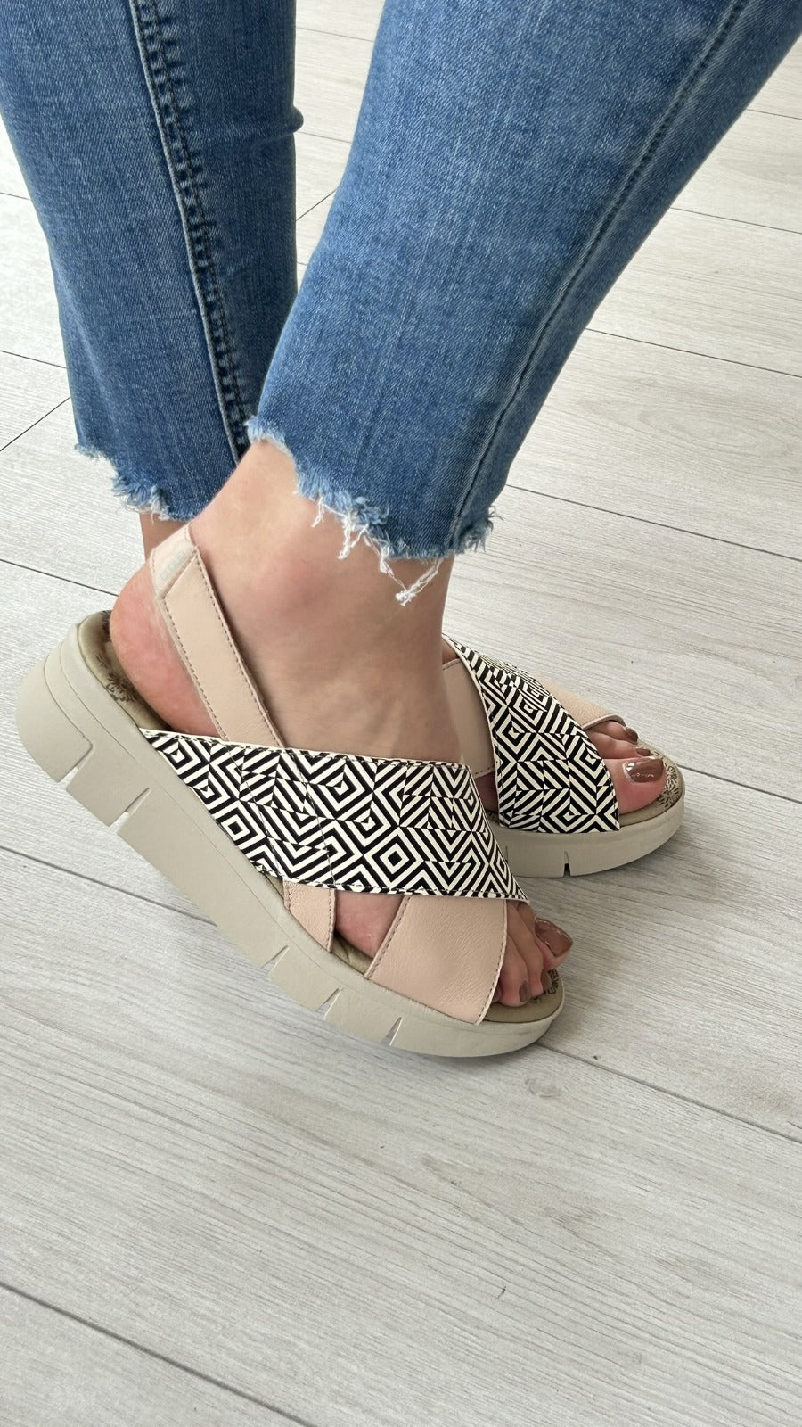 Sandália Cloud em pele nude com tiras geométricas, perfeita para calçado feminino confortável e moderno.