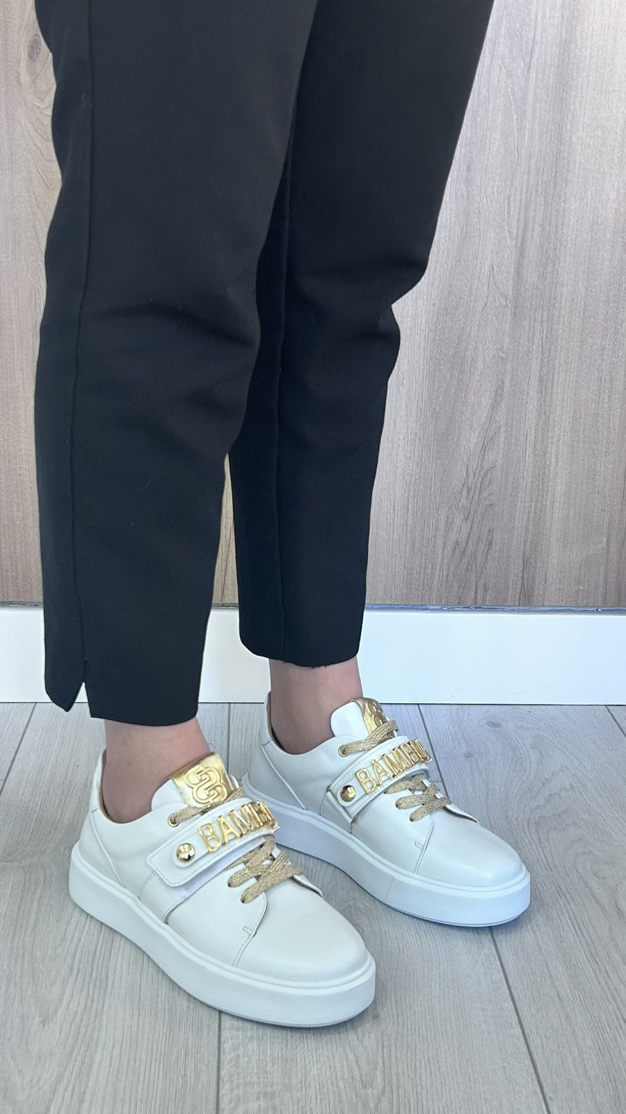 Sapatilhas Bamburi em Pele Branca e com Aplicação Dourada - Sapatices