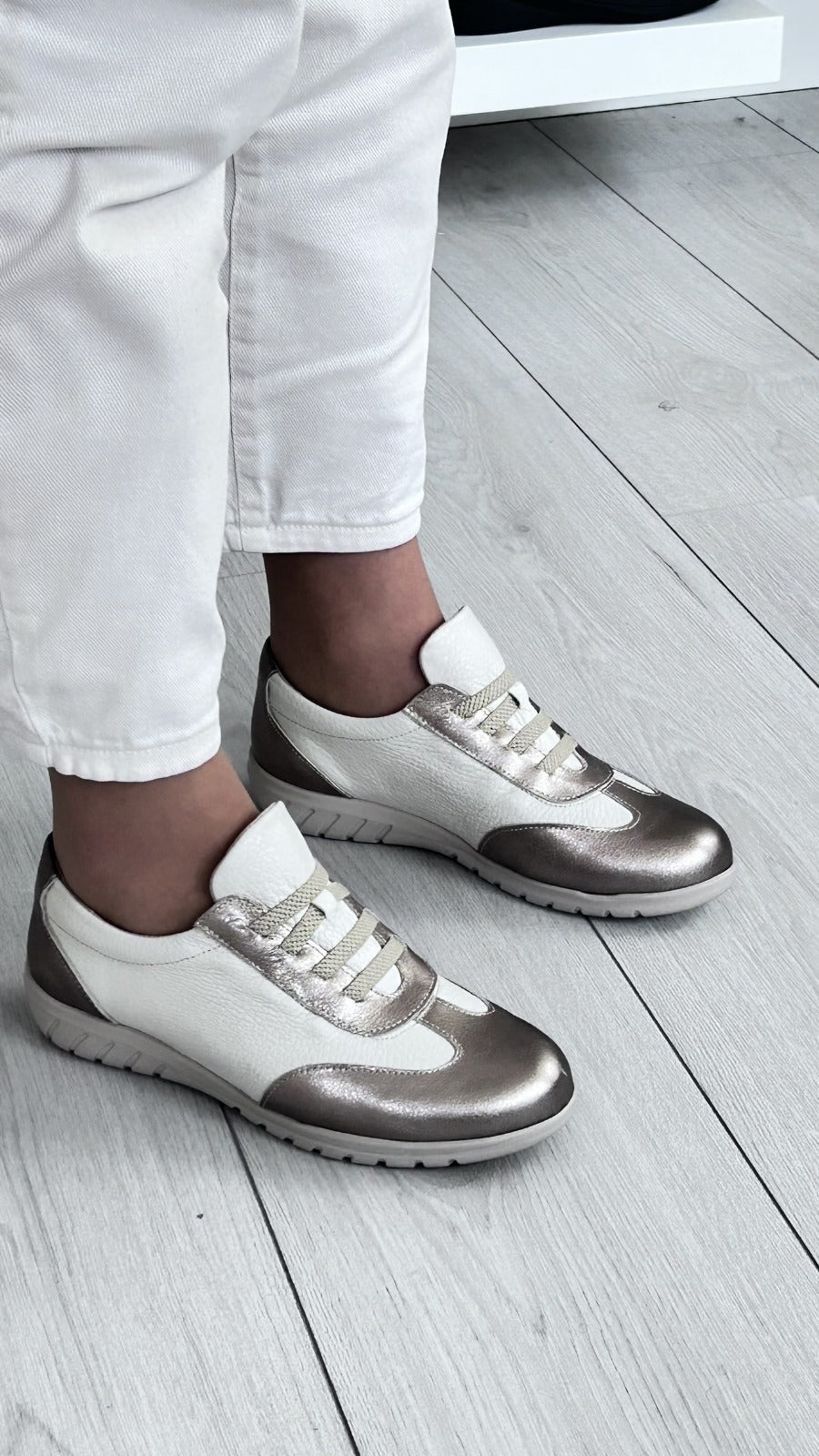 Sapatilha Conforto Walk&Go Branca e Bronze Metalizado - Sapatices