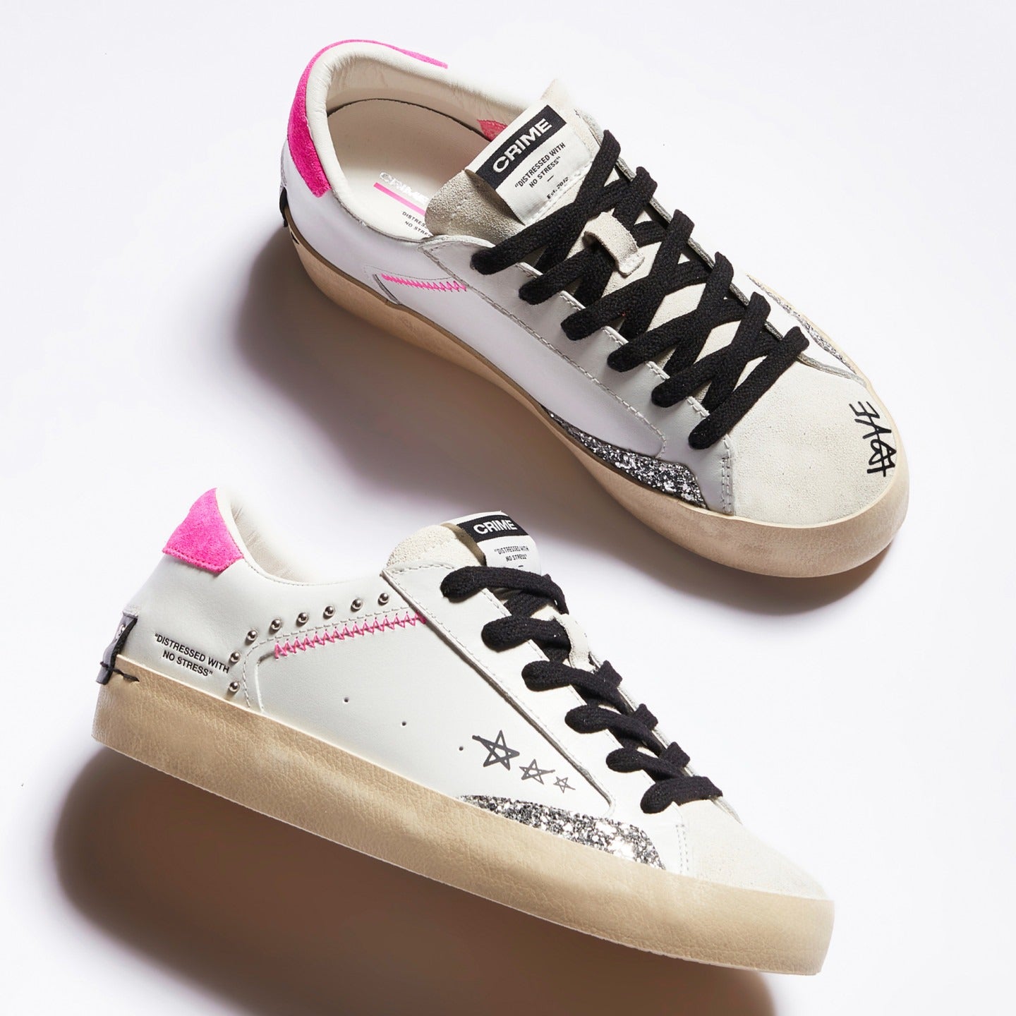 Sapatilhas Distressed em Pele Branca com Glitter Prata - Sapatices