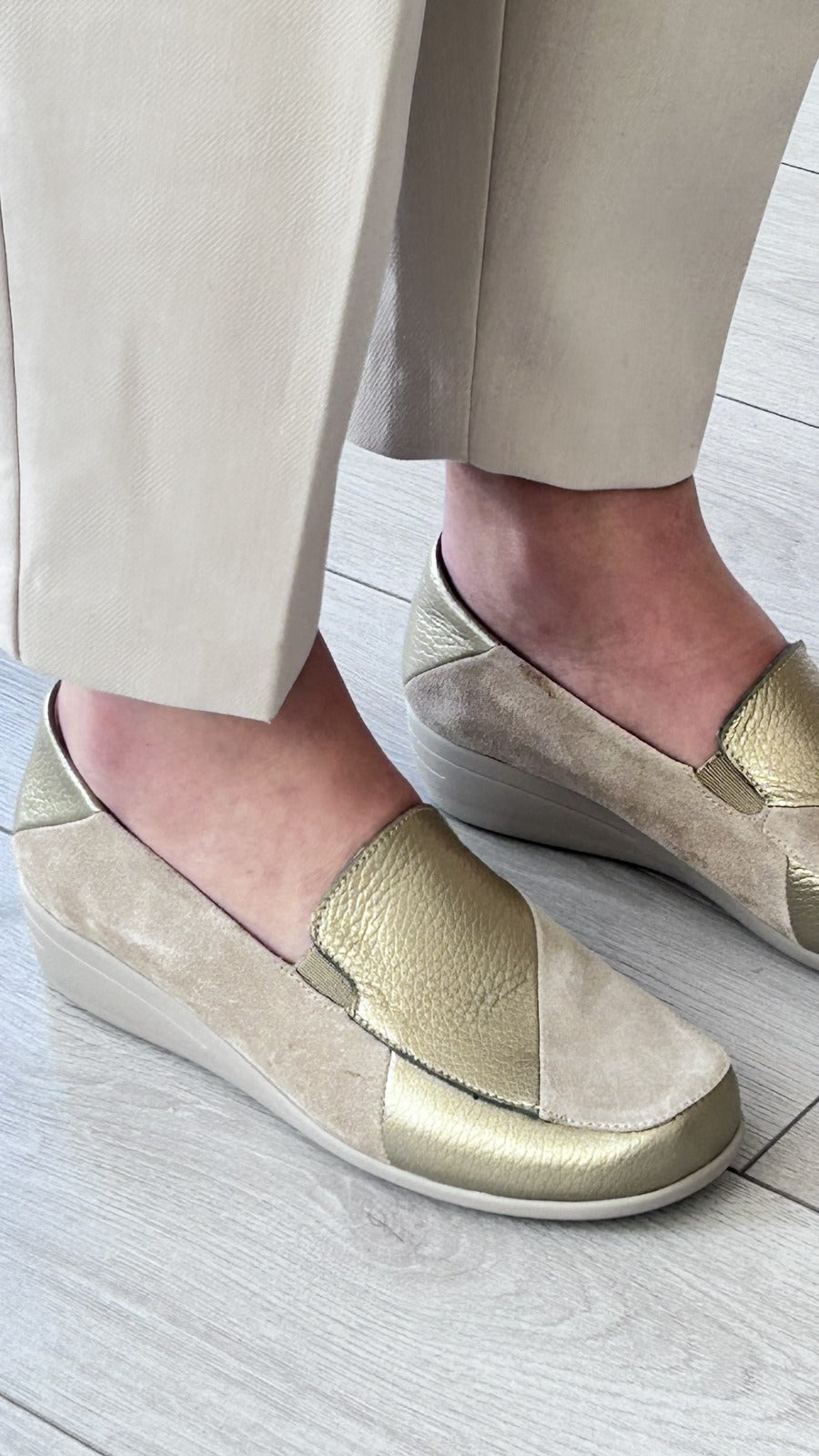 Sapato Walk&Go Comfort Dourado e Bege - Sapatices