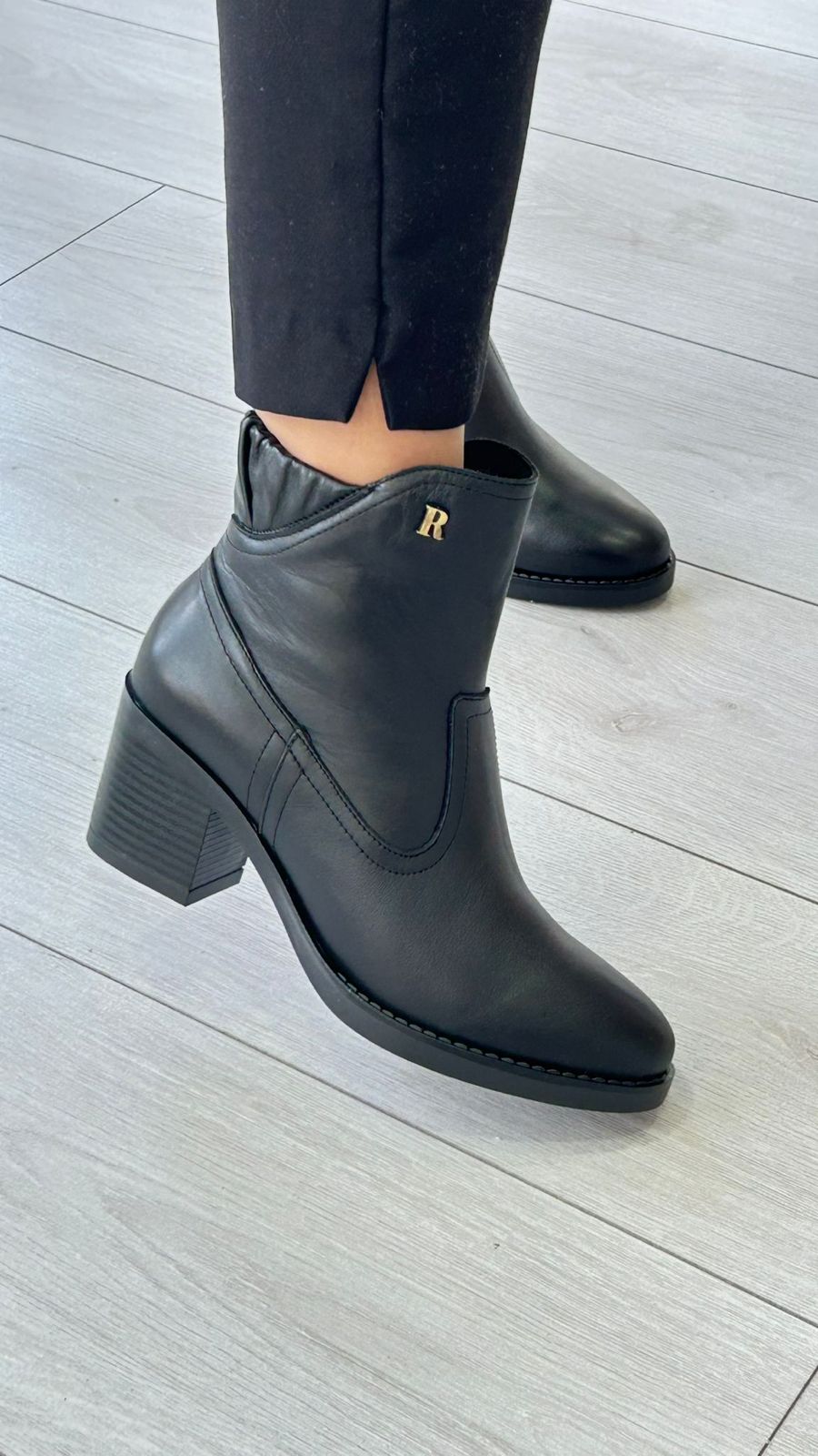 Botim em Pele Preta Ruika