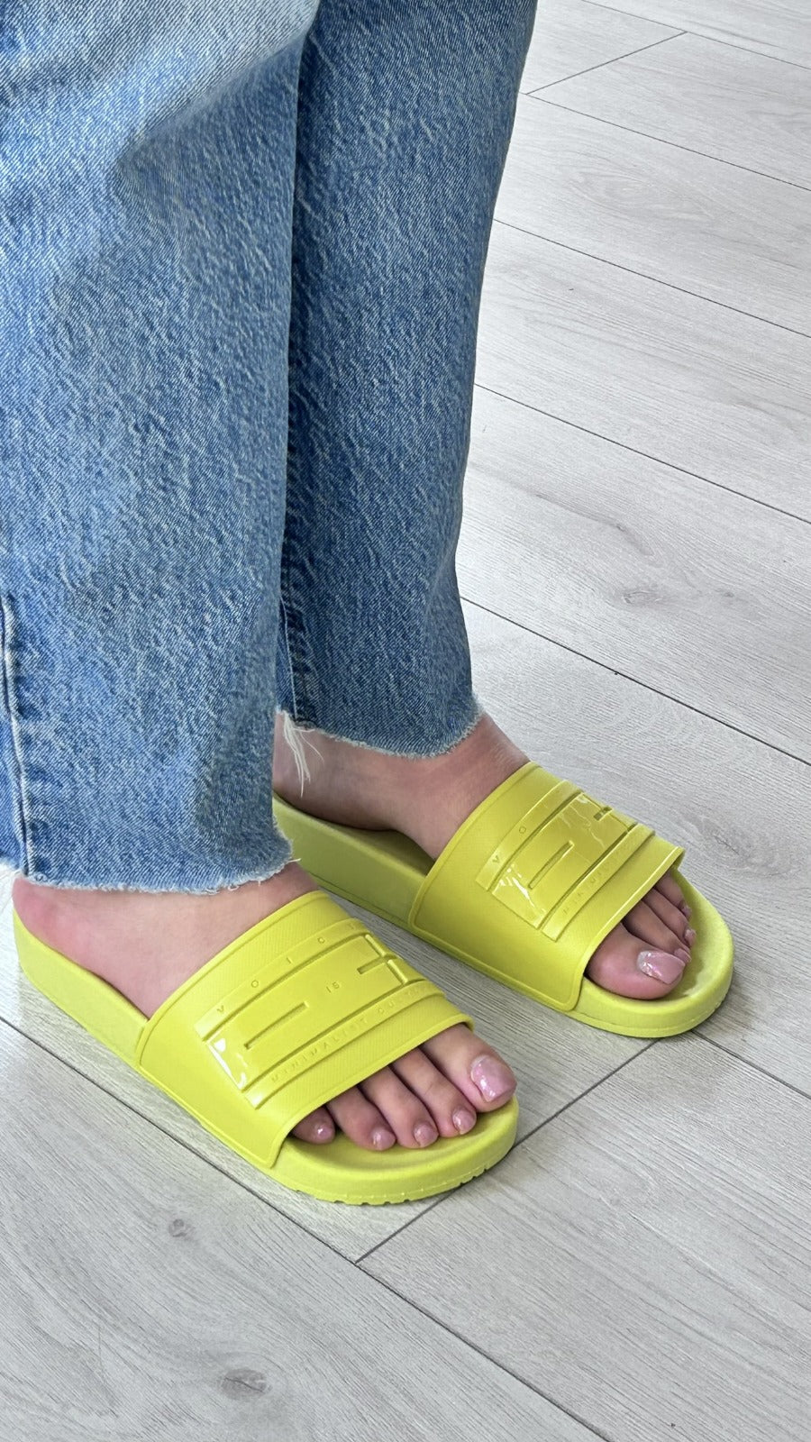 Chinelo Voices Neon Lima - Sapatices