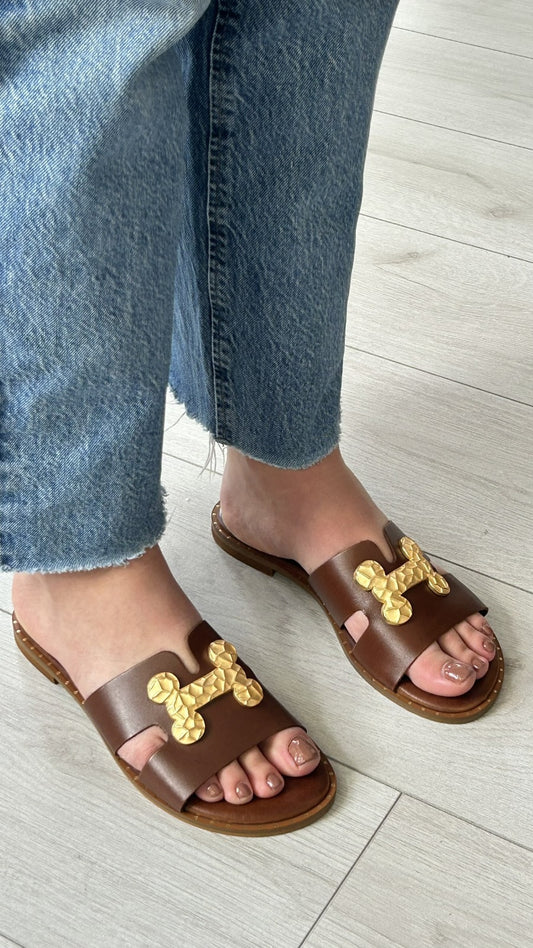 Chinelo Caryatis
