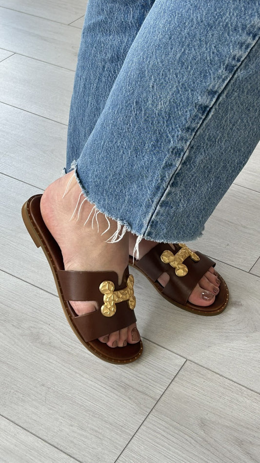 Chinelo Caryatis