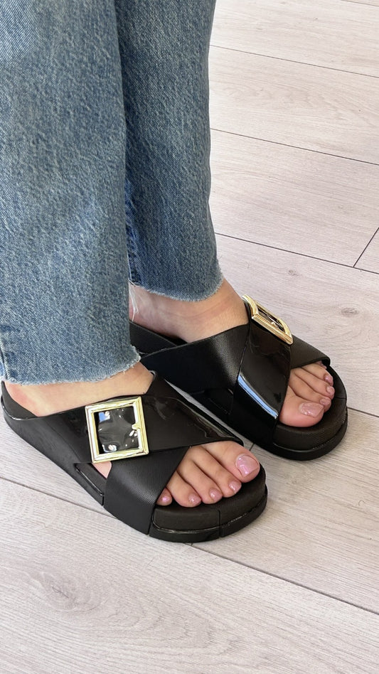 Chinelo Plataforma Preto com Fivela Dourada – Voices Conforto com atitude. - Sapatices