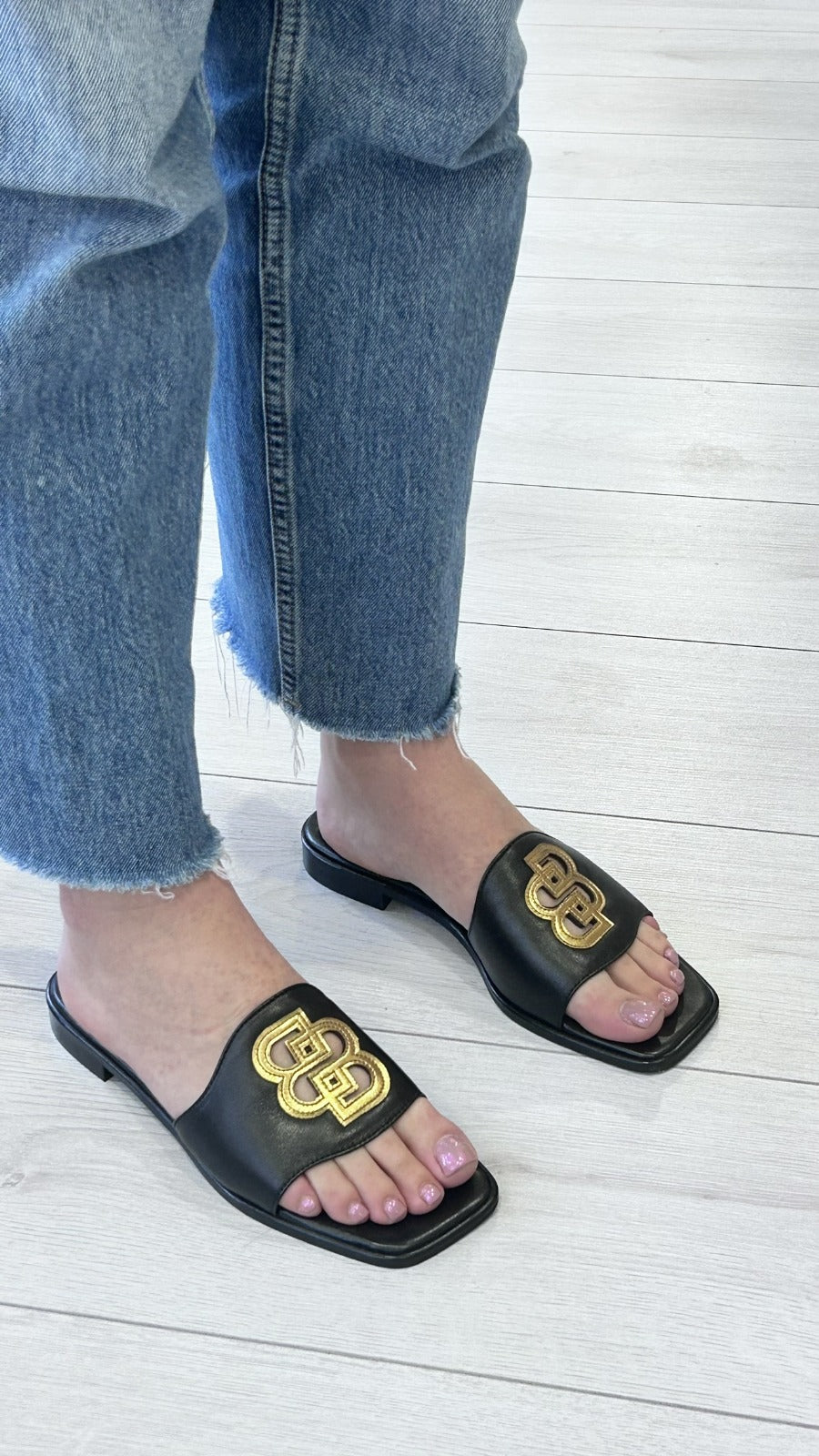 Chinelo Preto com aplicação em Dourado - Bamburi - Sapatices
