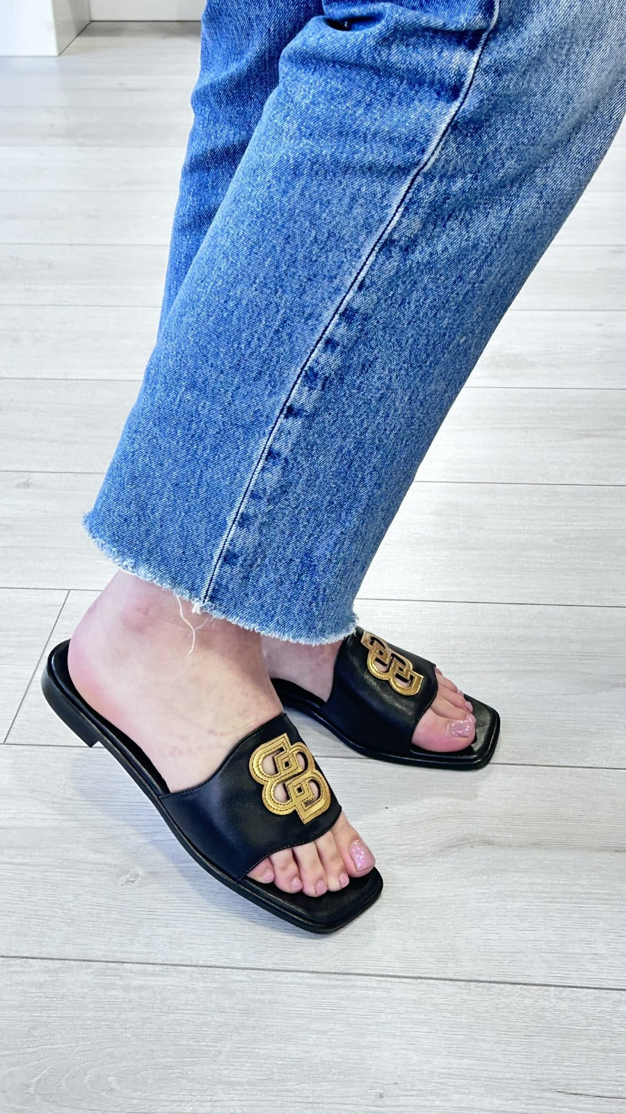Chinelo Preto com aplicação em Dourado - Bamburi - Sapatices