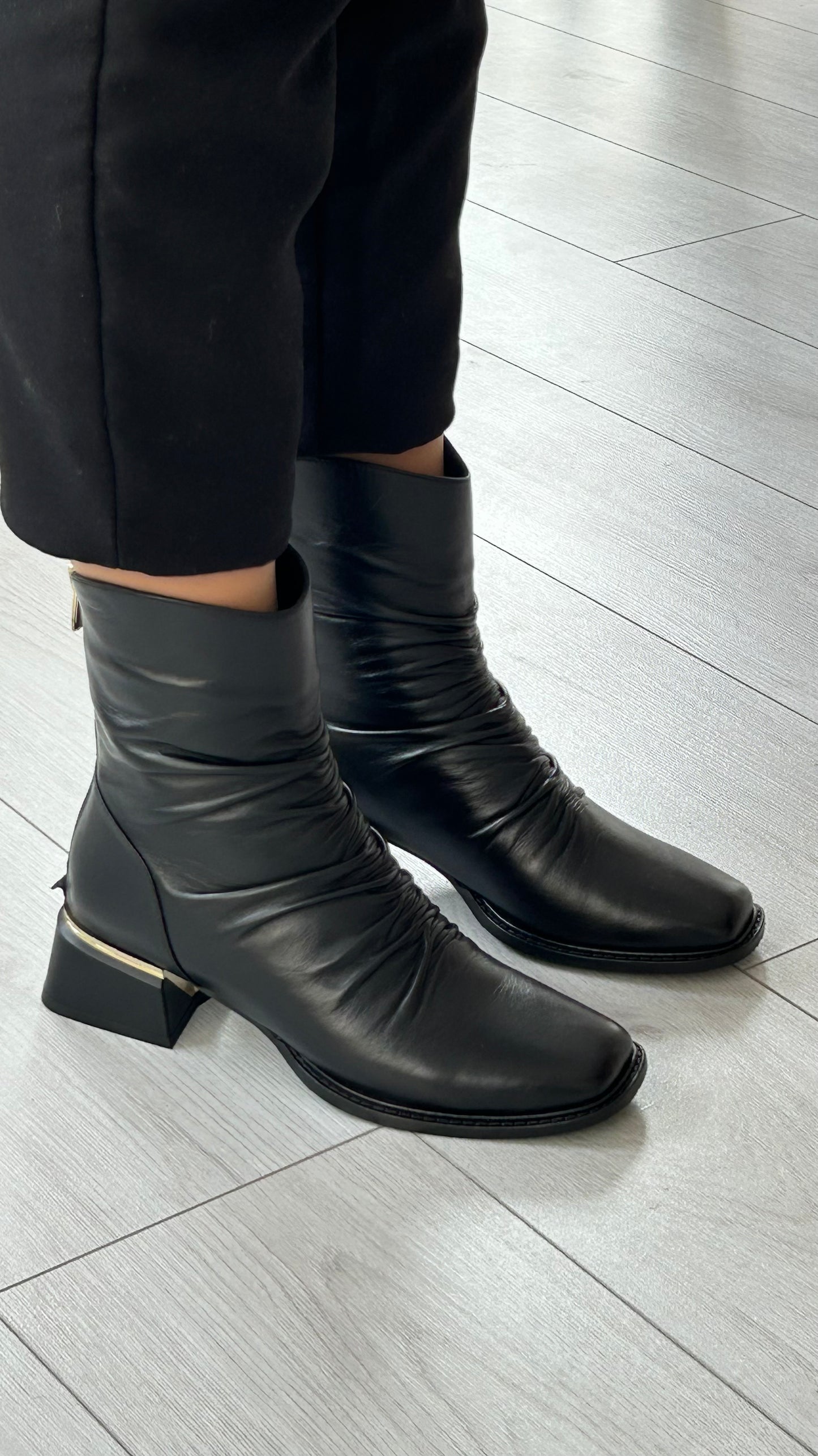 Botim em Pele Preta de Salto Alto - CharcaShoes