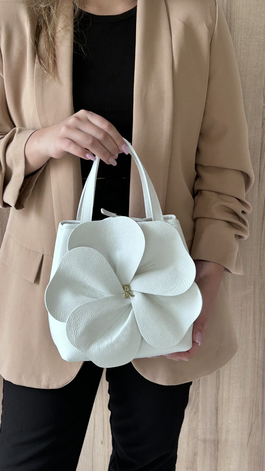 Mala de Mão Rufel com Flor em Relevo – Branco - Sapatices