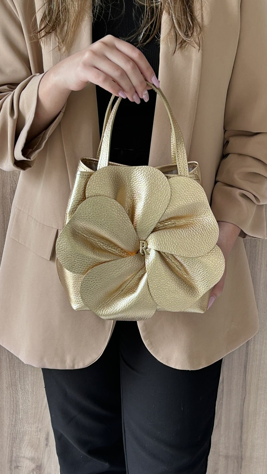 Mala de Mão Rufel com Flor em Relevo – Dourado - Sapatices