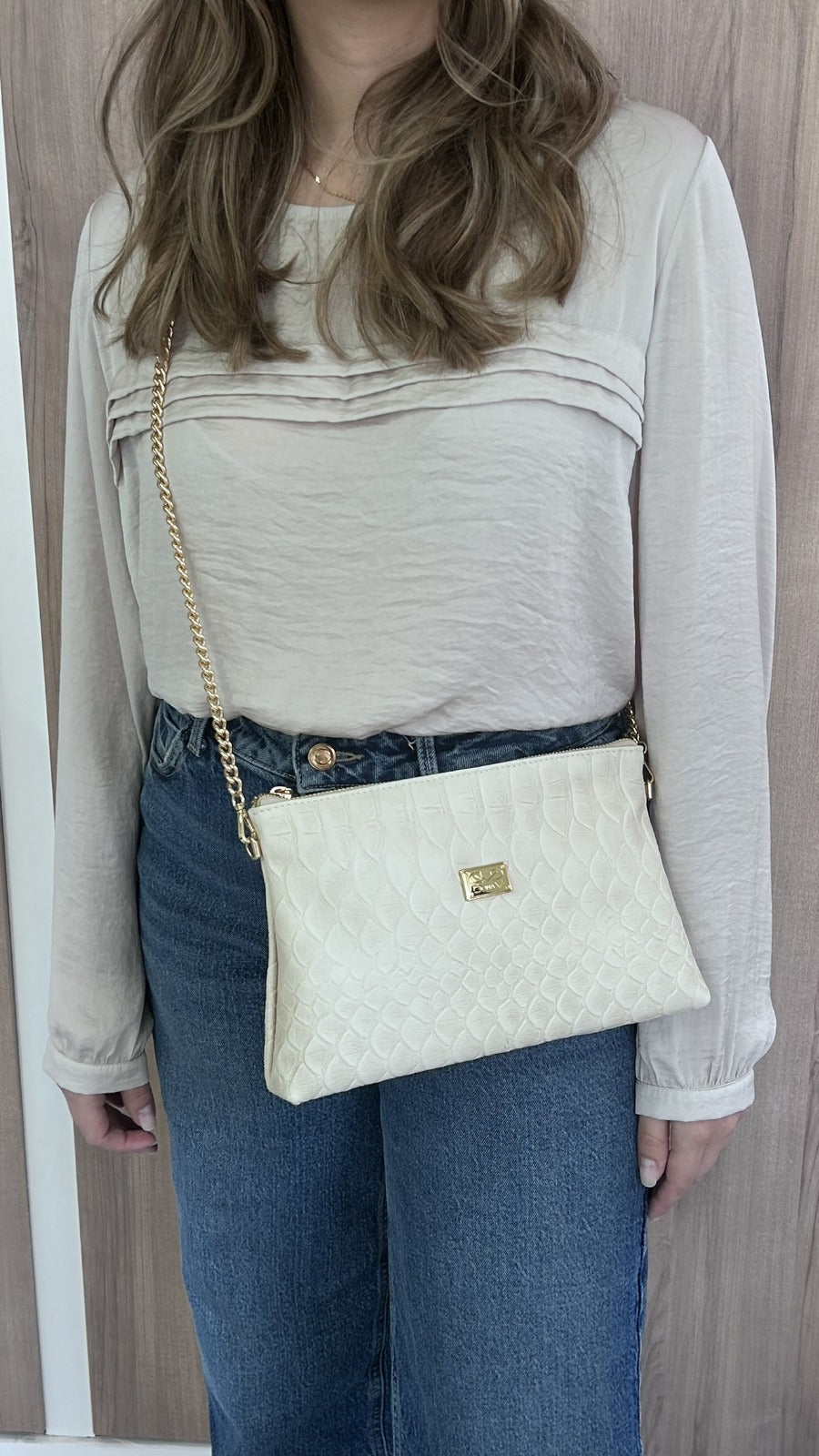 Mala de Ombro Dona V – Bege Textura Croco - Sapatices