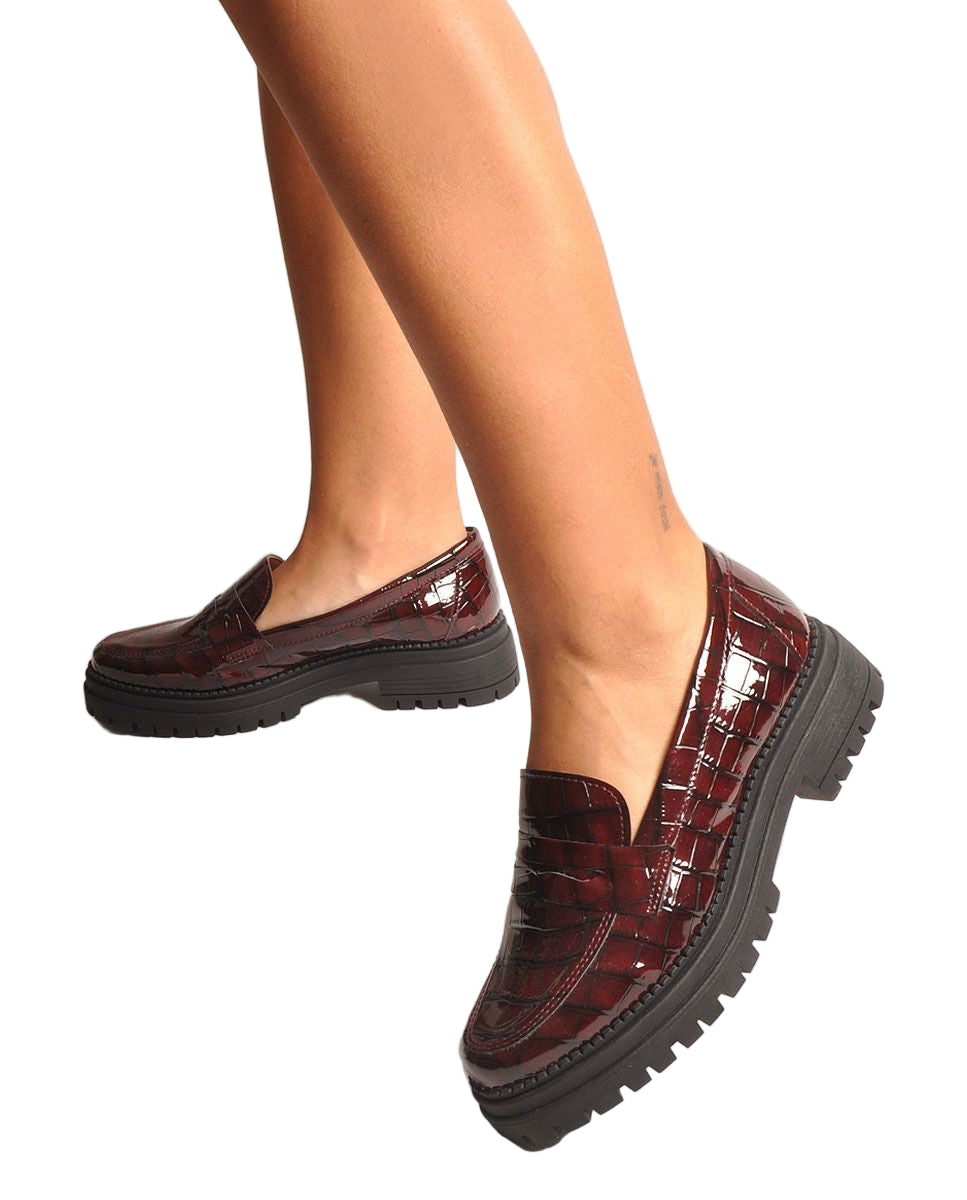 Mocassim em verniz castanho com sola tratorada