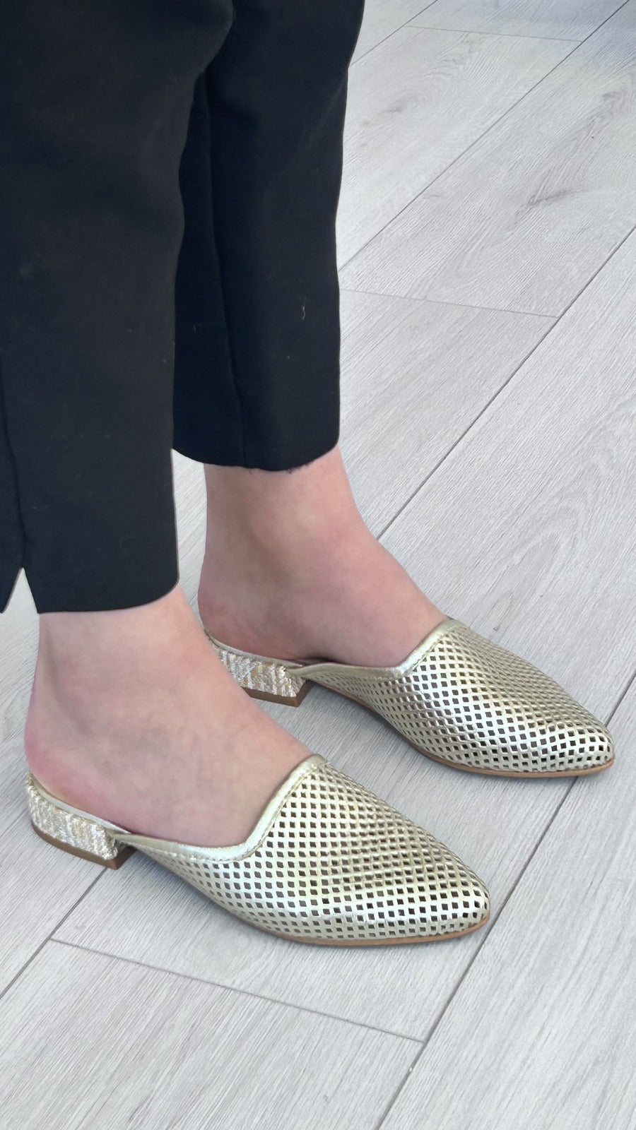 Mule Walk&Go – Leveza, Brilho e Estilo Atemporal - Sapatices