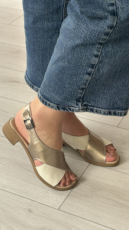 Sandália Tiras Cruzadas Walk&GO