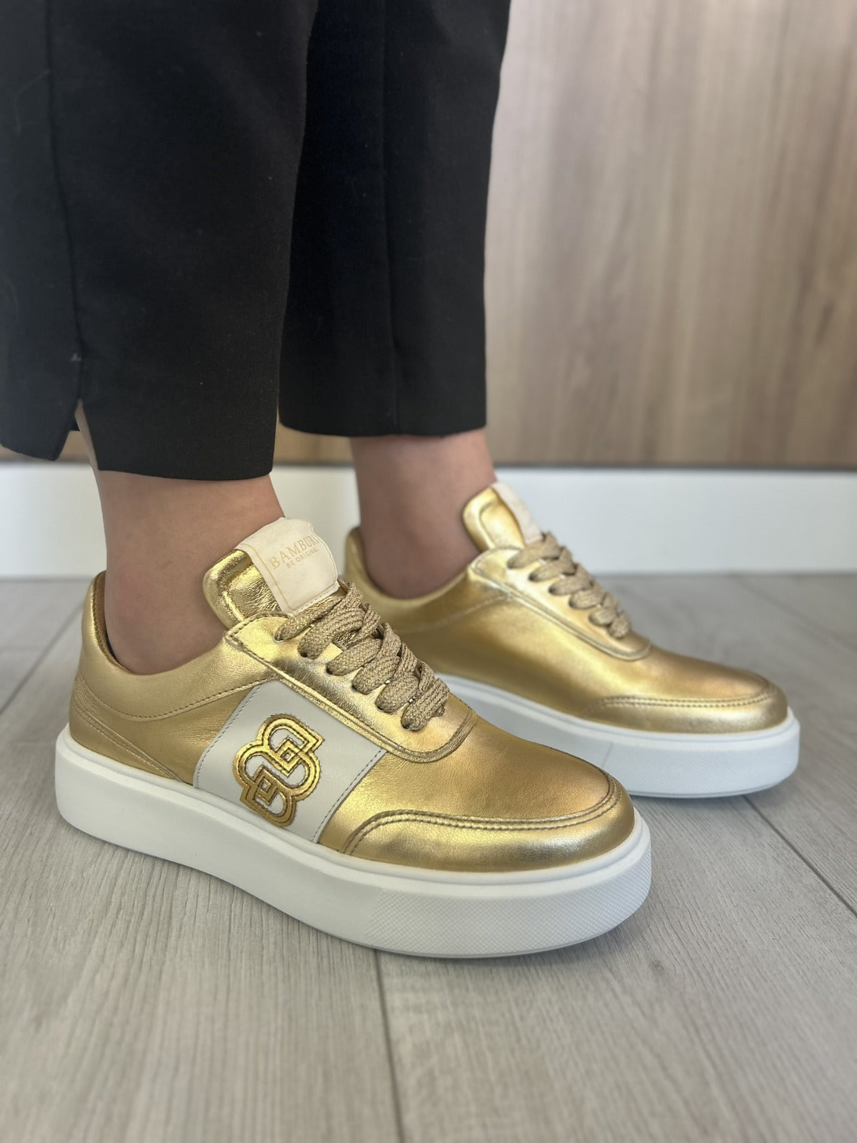 Sapatilha  Dourada  Bamburi – Estilo & Conforto em Cada Passo - Sapatices