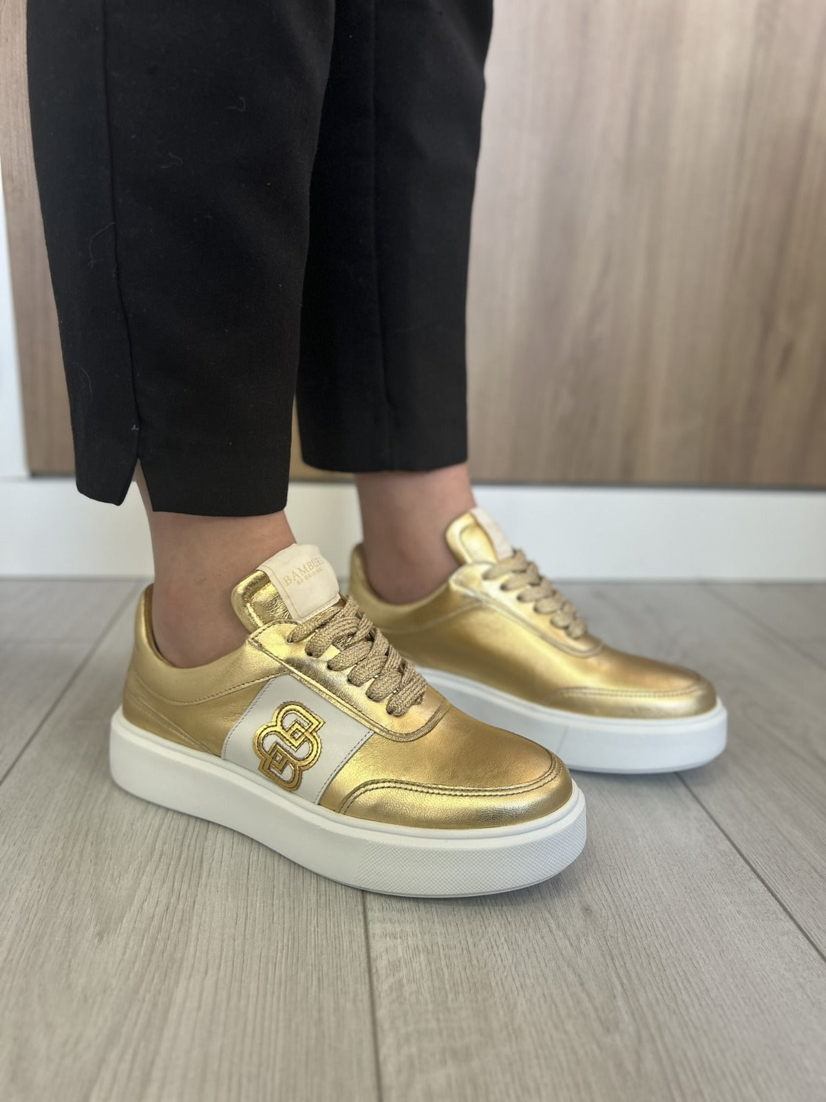 Sapatilha  Dourada  Bamburi – Estilo & Conforto em Cada Passo - Sapatices