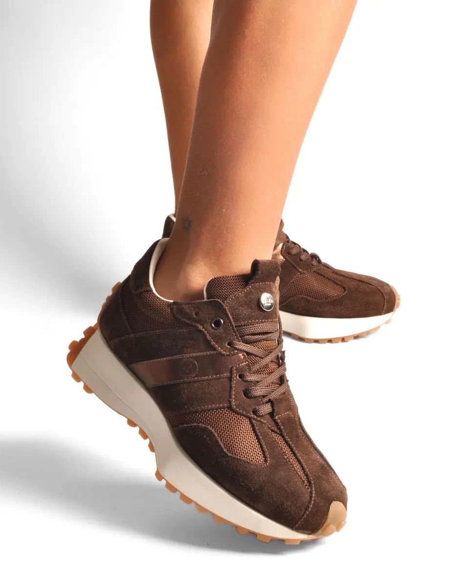 Ténis em camurça castanha com sola alta
