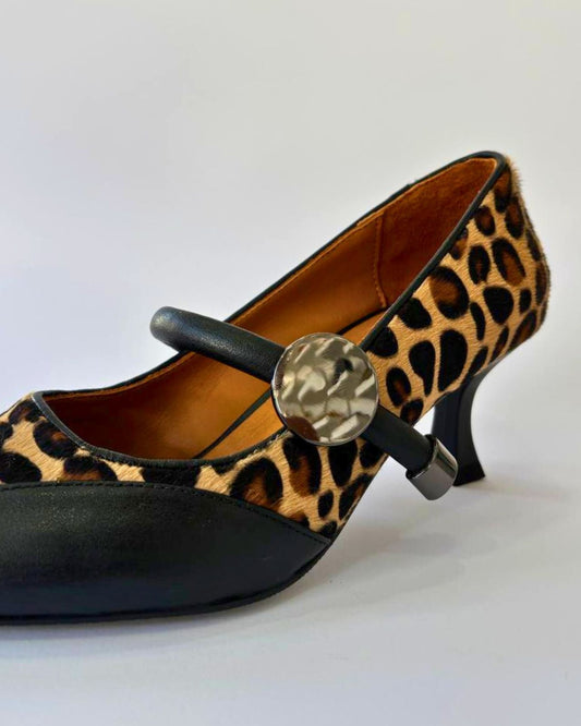 Sapato de salto em pele e animal print
